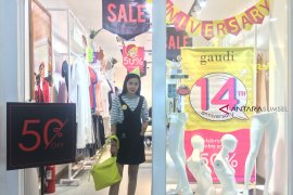 Diskon 50 persen semua produk di HUT Gaudi