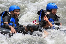 Wisata arung sungai mulai digemari warga Curup