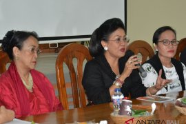 Suastini Koster: perempuan bukan "vas bunga" politik