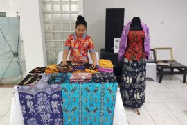 Dharma Pertiwi gelar membatik massal
