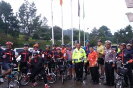 Sepeda santai  BMC keliling Danau Toba