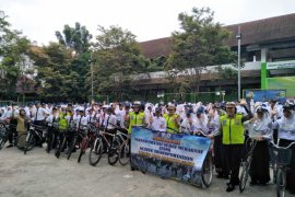Traffic police invites students to cycling to school
