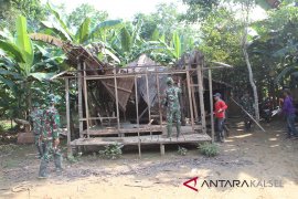 Duda ini pasrah, rumahnya dibongkar habis oleh TNI