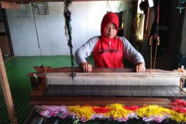 Dari pembantu jadi pengajar tenun sukarela, Maybank menginspirasi