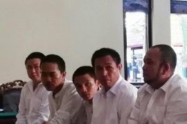 Komplotan penyelundup benih lobster ke Singapura dituntut 20 bulan