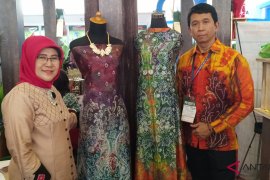 Kain sasirangan dan batu permata paling laris dibeli