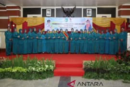 Bupati-Ketua PKK tanam pohon buah-buahan