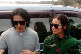 Kabar duka menyelimuti aktor Vino G. Bastian, sang bunda Herna Deiby meninggal dunia