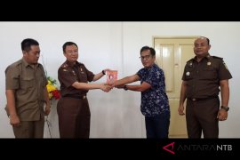 Penyerahan Cindera Mata dari Kabiro Perum LKBN Antara NTB kepada Kajati NTB Page 3 Small