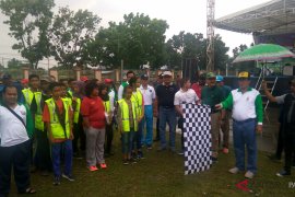 Warga Timika jalan santai sambil bersihkan lingkungan