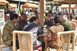 Jokowi "ngopi" dan saksikan pawai Budaya Bali disela Pertemuan IMF-WB