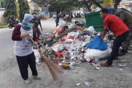 Ribuan ASN Pemprov Sulteng dikerahkan bersihkan Kota Palu Page 1 Small