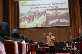 Mahasiswa baru UNP dapat motivasi dari Aqua Dwipayana