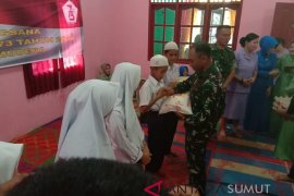 Makorem 023/KS berbagi dengan anak yatim