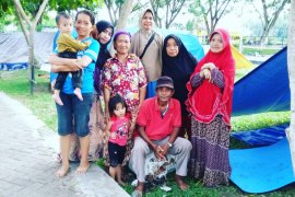 Menengok mereka yang masih bertahan di tenda pengungsian di Parigi