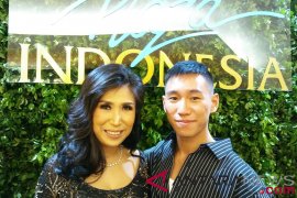 Kala gaun malam penuh kilau berpadu perhiasan bertumpuk