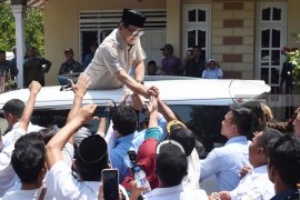 Capres Prabowo Ziarah Makam Ulama dan Kunjungi Pesantren di Jember