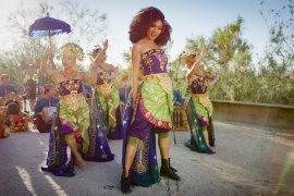 Partner duet Michael Jackson kenakan busana Bali di "Queen of the Hill"