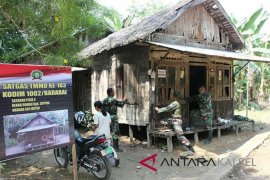 Tentara bongkar rumah Sopyan yang atapnya bocor dan dinding berlobang