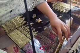 Ini perbedaan hasil tenun dengan teknik sikek tujuh puluh dalam tenun songket Tanah Datar