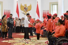 Presiden Serahkan Bonus Atlet Asian Para Games
