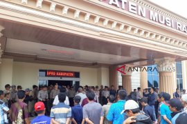Warga dua kecamatan demo kantor DPRD