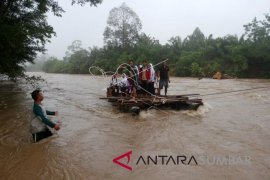 DAMPAK JEMBATAN PUTUS AKIBAT BANJIR Page 1 Small