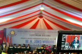 Presiden orasi ilmiah saat Lustrum XIII UKI