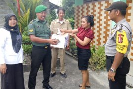 Bhabinkamtibmas Tebing sambangi warga galang dana gempa