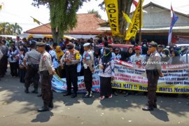Ratusan GTT-PTT "Ngluruk" DPRD Jember