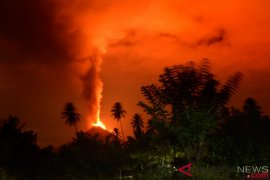 Gunung Soputan masih erupsi hingga Kamis pagi