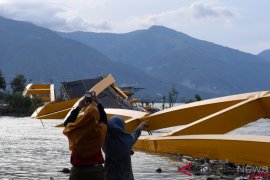 Warga saksikan kerusakan Jembatan Kuning