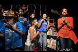 Mengenali diri dan dunia di Tanah Ombak