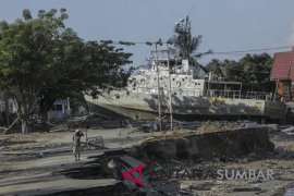 KAPAL TNI TERDAMPAR AKIBAT GEMPA TSUNAMI Page 1 Small