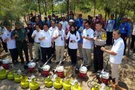 Pertamina-Kementerian ESDM Bagikan Konverter Kit kepada Nelayan Probolinggo