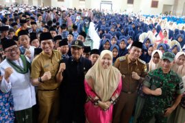 Bupati Masnah titipkan santri Muarojambi