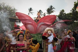 ISI Denpasar sukseskan pawai budaya IMF-WB