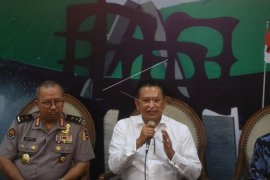 PELURU NYASAR KE GEDUNG DPR