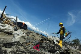 PENYEMPROTAN DISINFEKTAN DI LOKASI GEMPA Page 1 Small