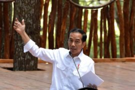 Peserta Tanwir Muhammadiyah foto di hadapan Jokowi dilarang aksi jari