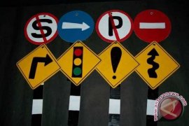 Dishub Tapin pasang rambu di titik rawan arus mudik Trans Kalimantan