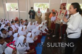 Menteri BUMN kunjungi sekolah darurat Perumnas Balaroa Page 1 Small