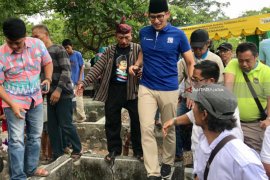 Ziarah ke Makam Gombloh, Sandiaga Uno Berharap Lahir Legenda Baru