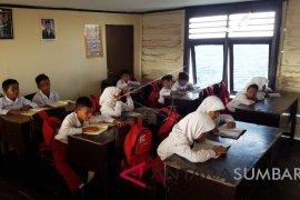 SEKOLAH DI ATAS LAUT Page 1 Small