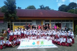 Aqua Solok kampanyekan cuci tangan pakai sabunkepada siswa SD
