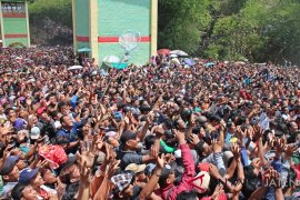 Ribuan orang berebut apem "Yaagowiyyu" Jatinom Klaten