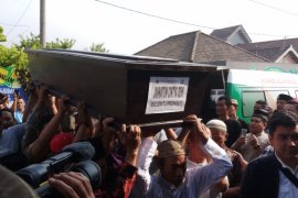 Ibu Cintya Sempat Pingsan saat Jenazah Datang (Video)