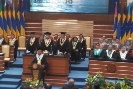 Mantan Ketua BPK Dikukuhkan Jadi Guru Besar Unair