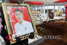 Jenazah Antonius, petugas ATC Bandara Mutiara yang tewas saat gempa dimakamkan Page 1 Small