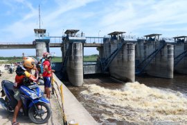 Cek Pencemaran, DLH Bojonegoro Ambil Air Bengawan Solo Senin